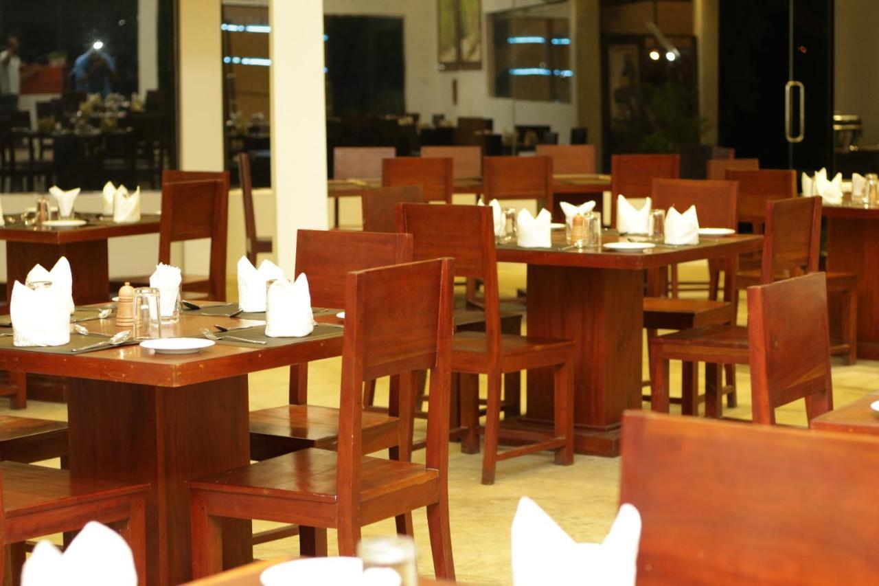 Jade Green Hotel ฮัมบานโตตา ภายนอก รูปภาพ