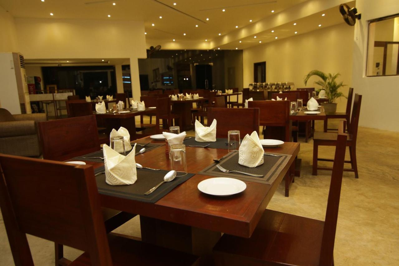Jade Green Hotel ฮัมบานโตตา ภายนอก รูปภาพ