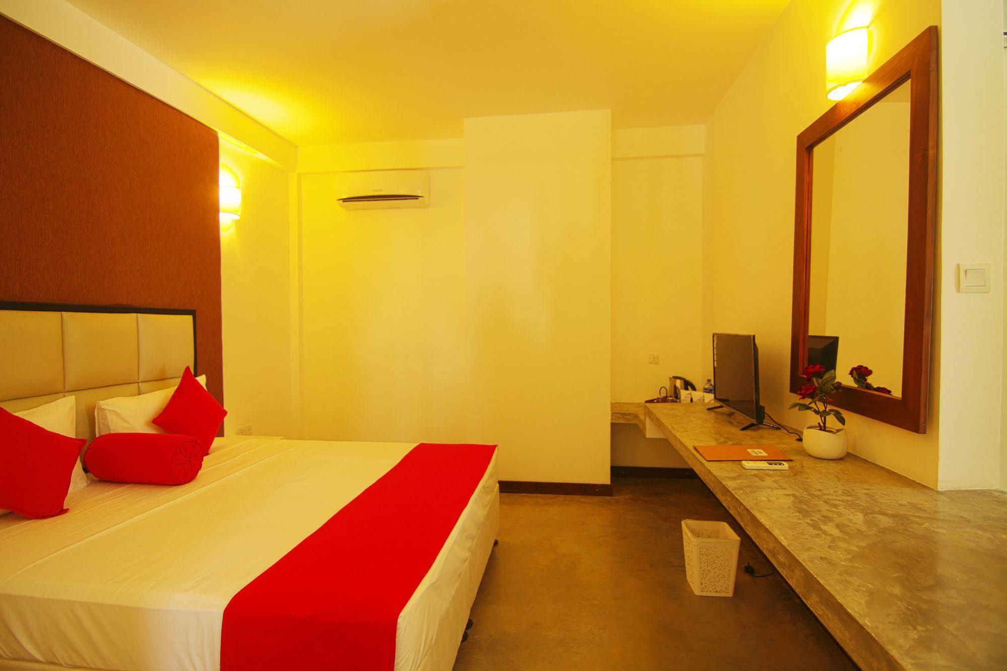 Jade Green Hotel ฮัมบานโตตา ภายนอก รูปภาพ