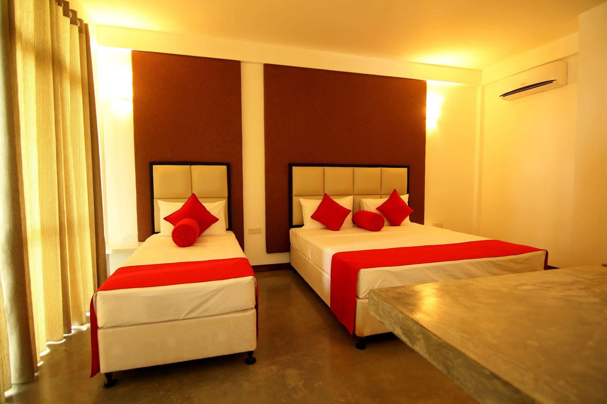 Jade Green Hotel ฮัมบานโตตา ภายนอก รูปภาพ