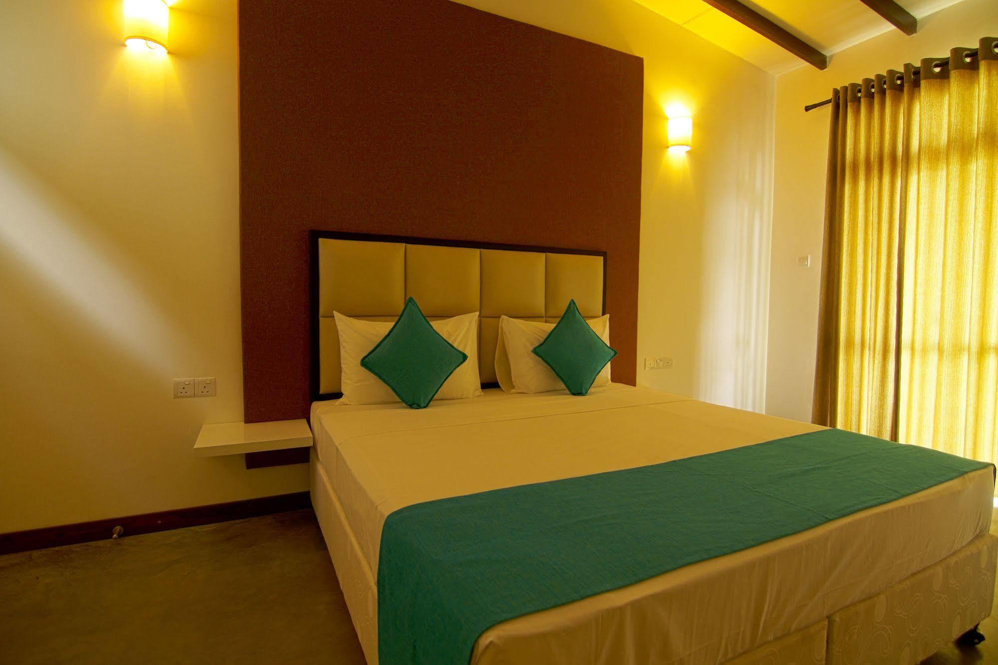 Jade Green Hotel ฮัมบานโตตา ภายนอก รูปภาพ