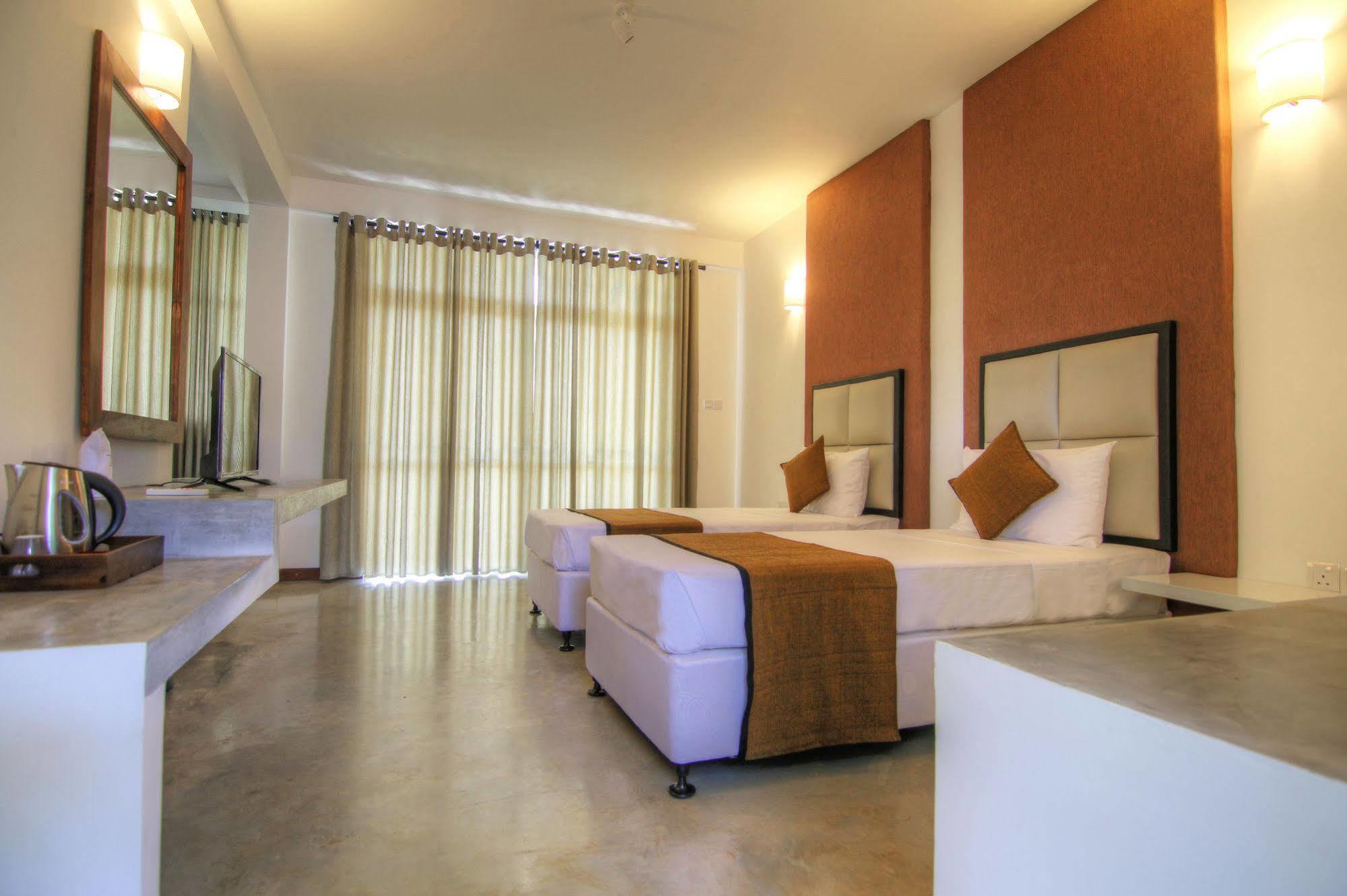 Jade Green Hotel ฮัมบานโตตา ภายนอก รูปภาพ